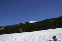 En remontant le Rec de la Figuera del Quer, au fond, la Cambra d_Ase enneige