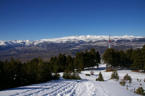 Paysage au Roc d_Err, les cimes enneiges du Puig Pedros de la Tossa aux Puigs Pric