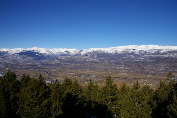 Joli panorama sur la Cerdagne franaise, au fond, les crtes enneiges depuis le Puig Pedros jusqu_au Puig Carlit