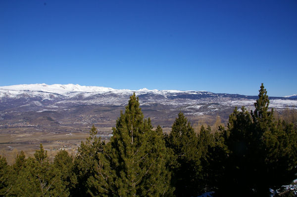 Joli panorama sur la Cerdagne franaise, au fond, les crtes enneiges depuis le Puig Carlit jusqu_au Roc Ngre