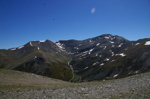 Le vallon de la Ribera d_Err et le cirque form par le Puigmal de Llo, le Petit Puigmal de Sgre et le Puigmal d_Err depuis le Pic de Duraneu