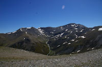 Le vallon de la Ribera d'Err et le cirque forme par le Puigmal de Llo, le Petit Puigmal de Segre et le Puigmal d'Err depuis le Pic de Duraneu