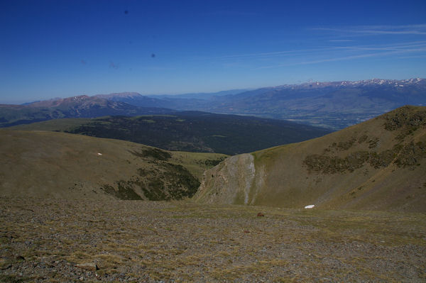 Le vallon du torrent de la Tossa, au fond, la Cerdagne Espagnole