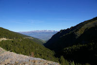 Le vallon de la Ribera d'Err, la Cerdagne et le massif du Carlit au fond depuis las Planes a la station d'Err - Puigmal