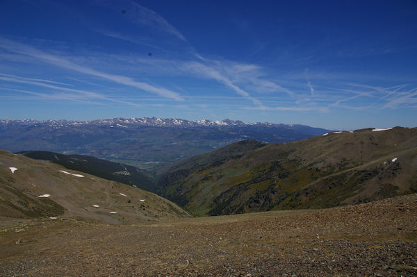 Le vallon du Rec de la Coma Dola, la Cerdagne et le massif du Carlit au fond depuis la crte frontire menant au Puigmal d4err