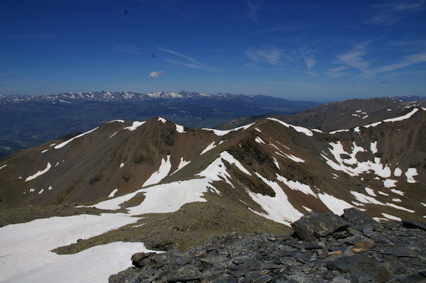 De gauche  droite, le Puigmal de Llo, le Petit Puigmal de Sgre et le Puigmal de Sgre, au fond, le massif du Carlit depuis le Puigmal d_Err