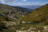 Le vallon de la Ribera d'Err, au fond, la Cerdagne et le massif du Carlit