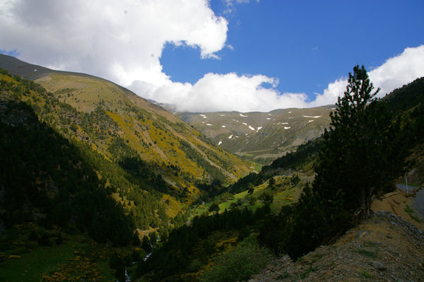 Le Sud du vallon de la Ribera d_Err domine par la crte menant au Puigmal d_Err