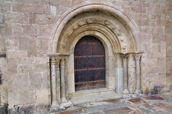 La porte de l_glise de Llo