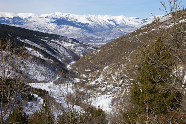 Le Rec de Dalt dbouchant sur la valle de la Cerdagne, au fond, les Pics de Font Ngre