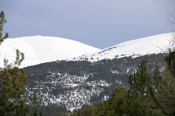 Les pentes enneiges du Pic de Duraneu et de la Tossa dels Lladres  gauche et de la Serra Gora Blanc  droite