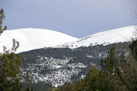 Les pentes enneiges du Pic de Duraneu et de la Tossa dels Lladres  gauche et de la Serra Gora Blanc  droite