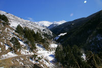 Les gorges du Sgre, au fond, le Puigmal de Sgre enneig