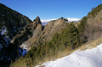 Le chemin en balcon au dessus du Segre