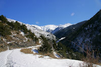 Les gorges du Sgre, au fond, le Puigmal de Sgre enneig