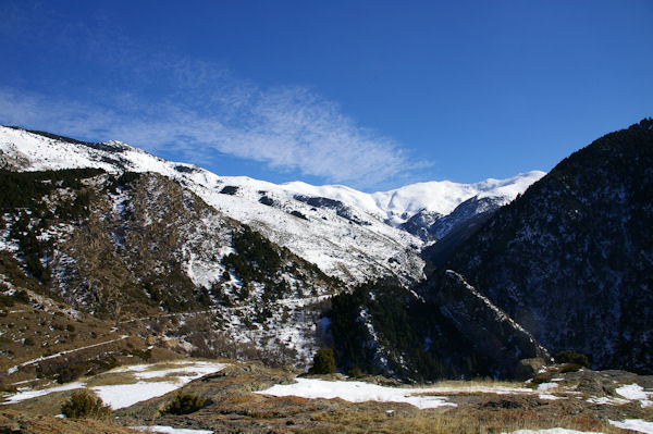 Les gorges du Sgre, au fond, le Puigmal de Sgre enneig