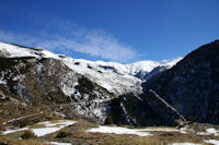 Les gorges du Sgre, au fond, le Puigmal de Sgre enneig