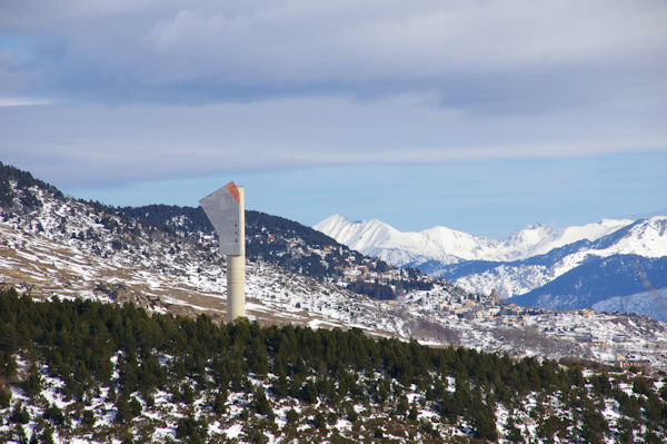 La centrale solaire Themis, au fond, le Pic du Canigou