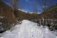 Le chemin enneig aux Feixes Llargues