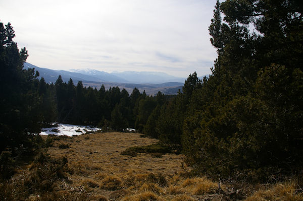 Vue vers l'Enclave de Llivia prs du Coll de Brilles