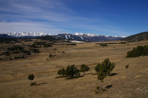 Vue depuis El Cortal, on peut voir Le Pic Carlit et le Puig Peric dpasser de la chaine, entre les deux, la station des Angles