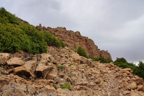 A l_approche d_un petit col sur le djebel Tafenfent