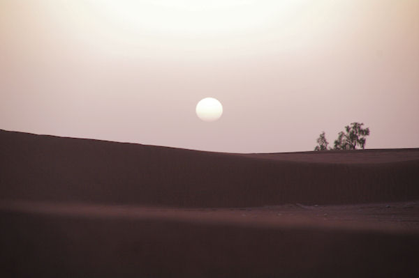 Lever de soleil dans les dunes de M_Hamid