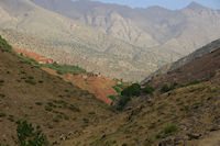 Les terres rouges d'Id Assa en vue! Au fond, l'Aguelzim