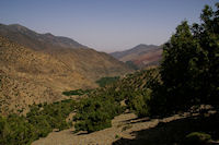 Le chemin dans la vallee d'Azaden entre Tizi Oussem et Azib Tamsoult, au fond, on appercoit la bande de terrains rouges d'Id Aissa