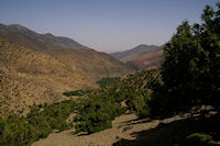 Le chemin dans la valle d'Azaden entre Tizi Oussem et Azib Tamsoult, au fond, on apperoit la bande de terrains rouges d'Id Assa