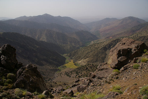 Toute la valle d'Azaden, au premier plan, la tache verte d'Azib Tamsoult, au fond, la langue rouge d'Id Assa