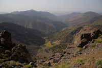 Toute la vallee d'Azaden, au premier plan, la tache verte d'Azib Tamsoult, au fond, la langue rouge d'Id Aissa