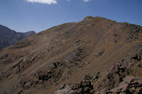 Le chemin descendant vers le refuge du Toubkal depuis le Tizi Ouguelzim