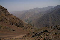 Armed et la valle d'Imlil depuis le chemin descendant au refuge du Toubkal