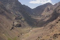 Le refuge du Toubkal est maintenant visible au fond de la vallee d'Imlil