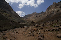 Le refuge du Toubkal, les tentes de bivouak a gauche