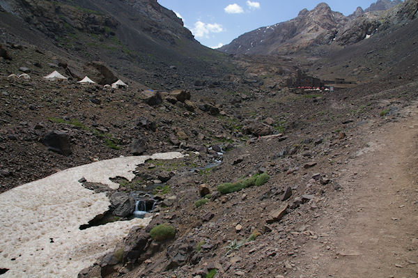 Un restant de nv au dessus du torrent de la valle d'Imlil