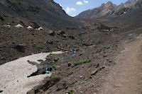 Un restant de nv au dessus du torrent de la valle d'Imlil