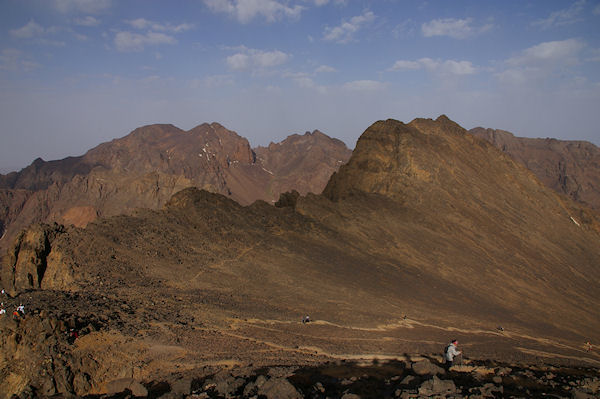 Au premier pla, le Toubkal Ouest, au fond, l'Ouanoukrim