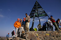 Jacques, Bernard, Alexandre et Said au sommet du Toubkal, Fred prend la photo! Et pourquoi ils ont tous la banane?