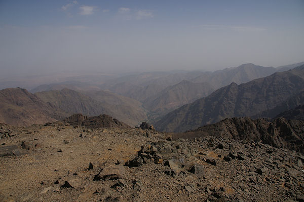 Vue Nord depuis le sommet du Toubkal, la valle d'Imlil