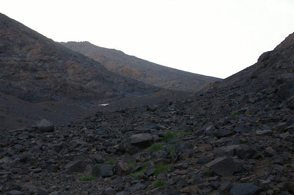 On ne voit pas encore le Toubkal mais sa crte Sud qu'on va gravir