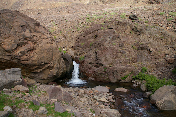 Une petite cascade sur l'Assif n Isougouane qui descend la valle d'Imlil