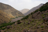 On apperoit les premires maisons de Amred au fond de la valle