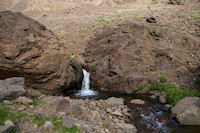 Une petite cascade sur l'Assif n Isougouane qui descend la valle d'Imlil