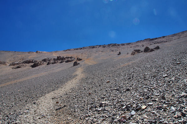 La descente raide mais amusante de la face Nord du M_Goun