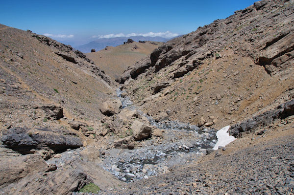 Le sentier quitte la gorge du ruisseau d_Oulilimt par la gauche