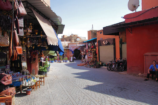 En arrivant dans le souk de Marrakech