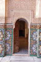 Porte ornee de mosaiques