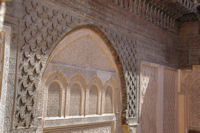 Facade en bois au dessus de la porte d'entree sur la cour